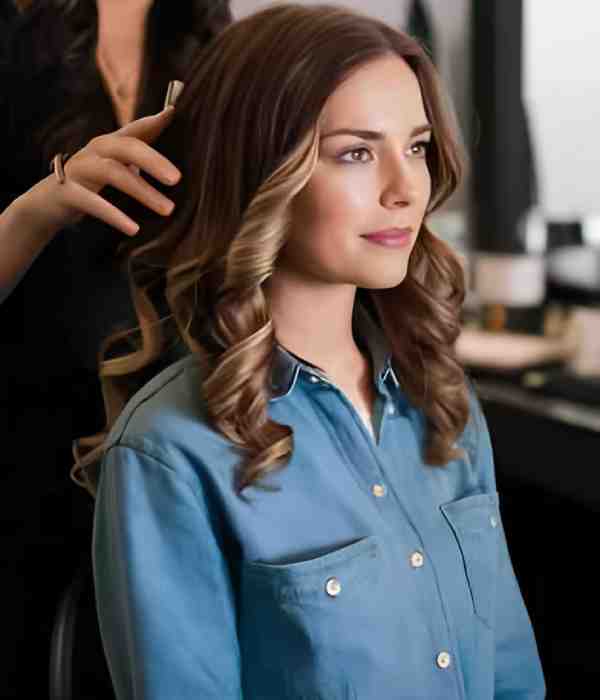 hairstylist-making-curls